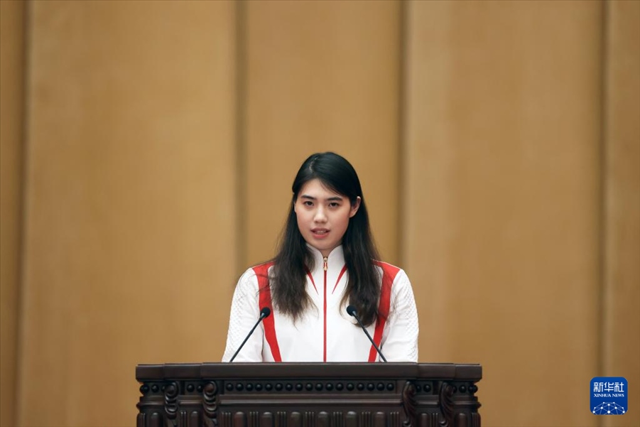 11月15日，游泳運(yùn)動員張雨霏在報(bào)告會上發(fā)言。新華社記者 李明 攝