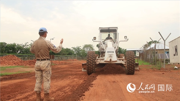 ▲常態(tài)維護(hù)營(yíng)區(qū)道路(張洪奧攝)