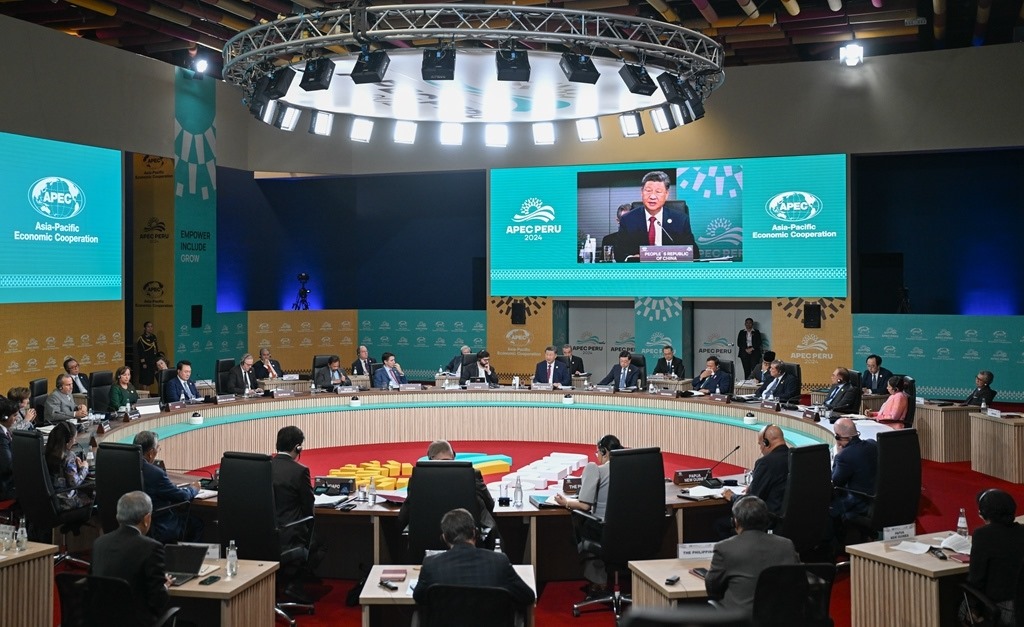 當(dāng)?shù)貢r(shí)間11月16日上午，亞太經(jīng)合組織第三十一次領(lǐng)導(dǎo)人非正式會(huì)議在秘魯利馬會(huì)議中心舉行。國家主席習(xí)近平出席會(huì)議并發(fā)表題為《共擔(dān)時(shí)代責(zé)任 共促亞太發(fā)展》的重要講話。新華社記者 謝環(huán)馳 攝