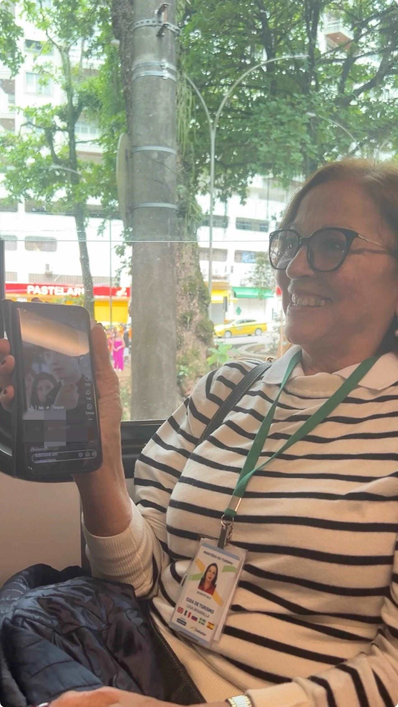 當(dāng)?shù)厝讼驆u叔展示中國網(wǎng)劇。作者供圖