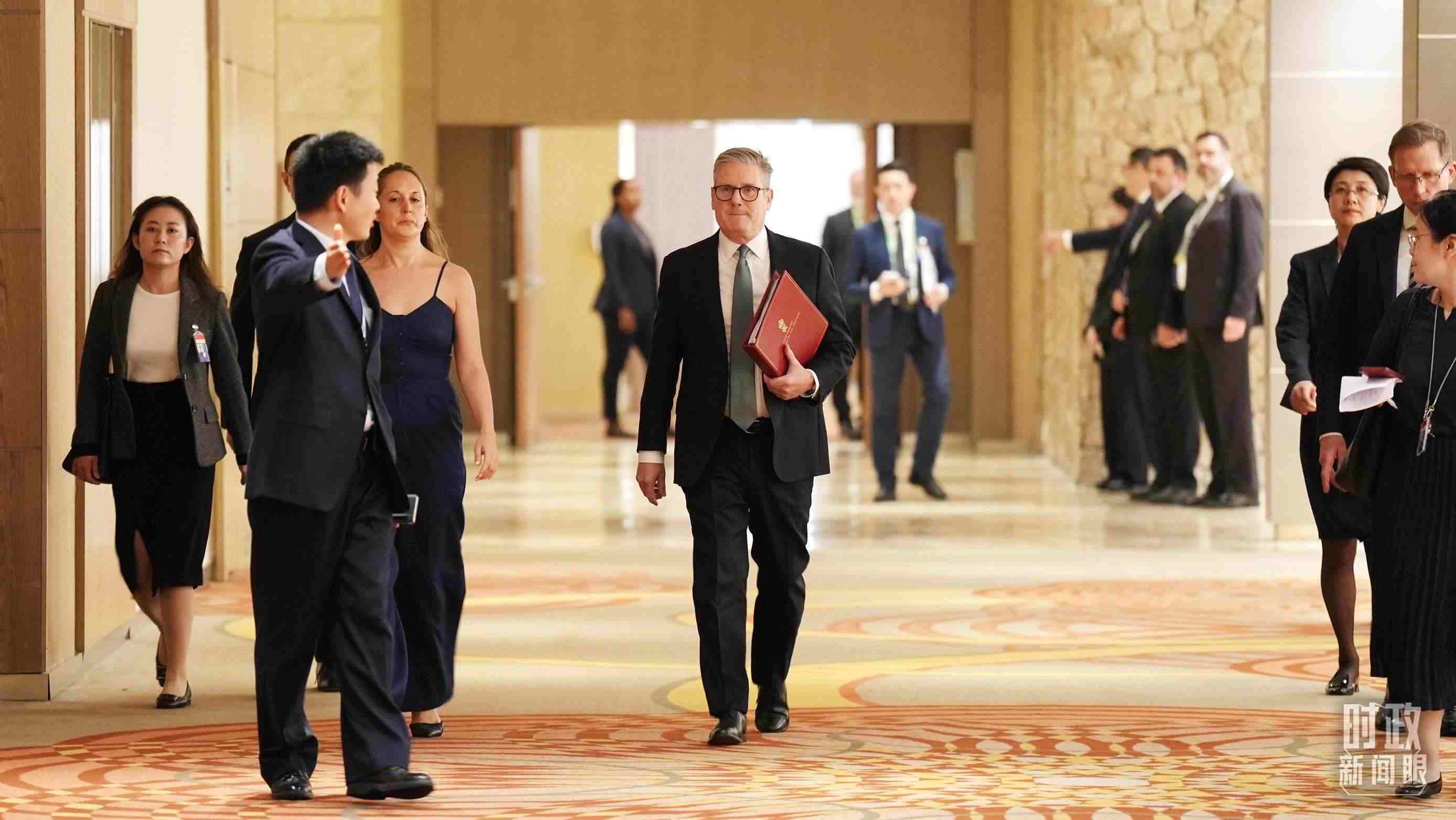 △英國(guó)首相斯塔默抵達(dá)會(huì)見現(xiàn)場(chǎng)。（總臺(tái)記者李晉拍攝）