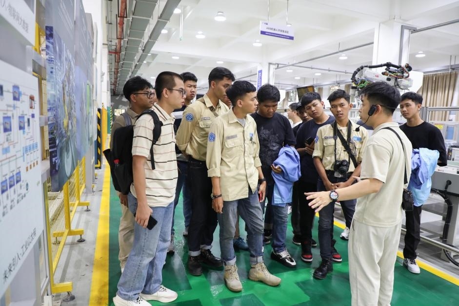 來華留學生在工程實踐中心上課。教育部職業(yè)教育與成人教育司供圖