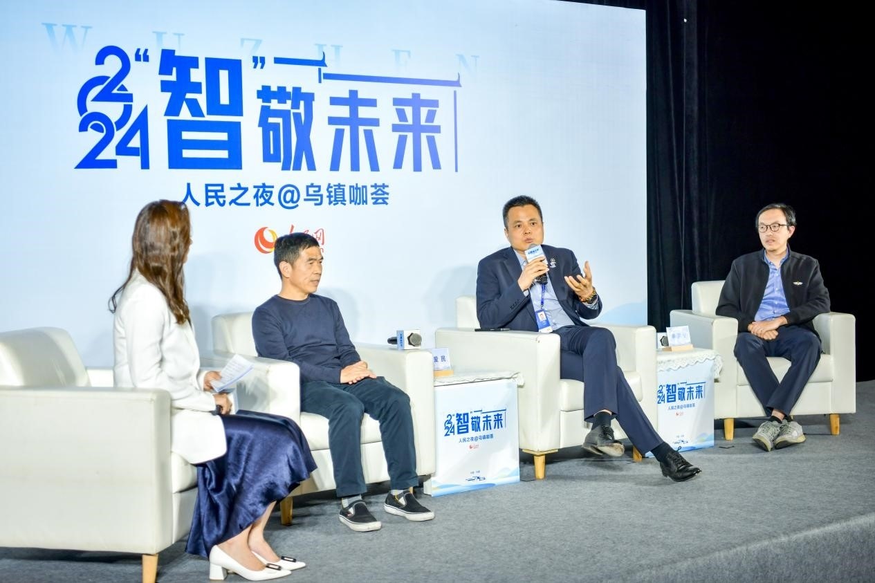在對話環(huán)節(jié)，之江實驗室高級研究專家潘愛民、伏羲智庫創(chuàng)始人李曉東、麒麟軟件副總經(jīng)理李震寧探討“‘百模大戰(zhàn)’將卷向何方”。人民網(wǎng)記者 任峰濤攝