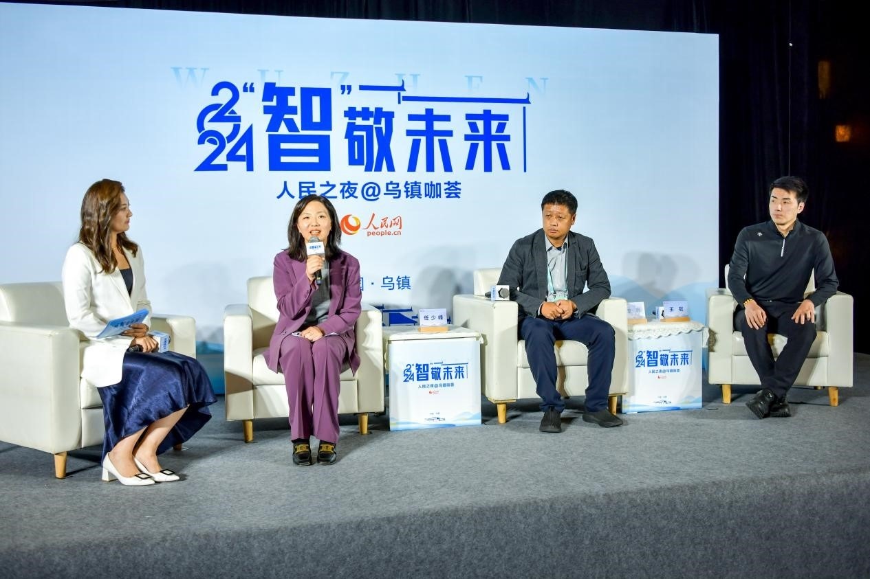 在對話環(huán)節(jié)，趣丸科技總編輯、副總裁任少峰，星云智慧機器人CEO李明，可之教育大模型創(chuàng)始人王冠討論“人工智能如何惠及大眾”。人民網(wǎng)記者 任峰濤攝