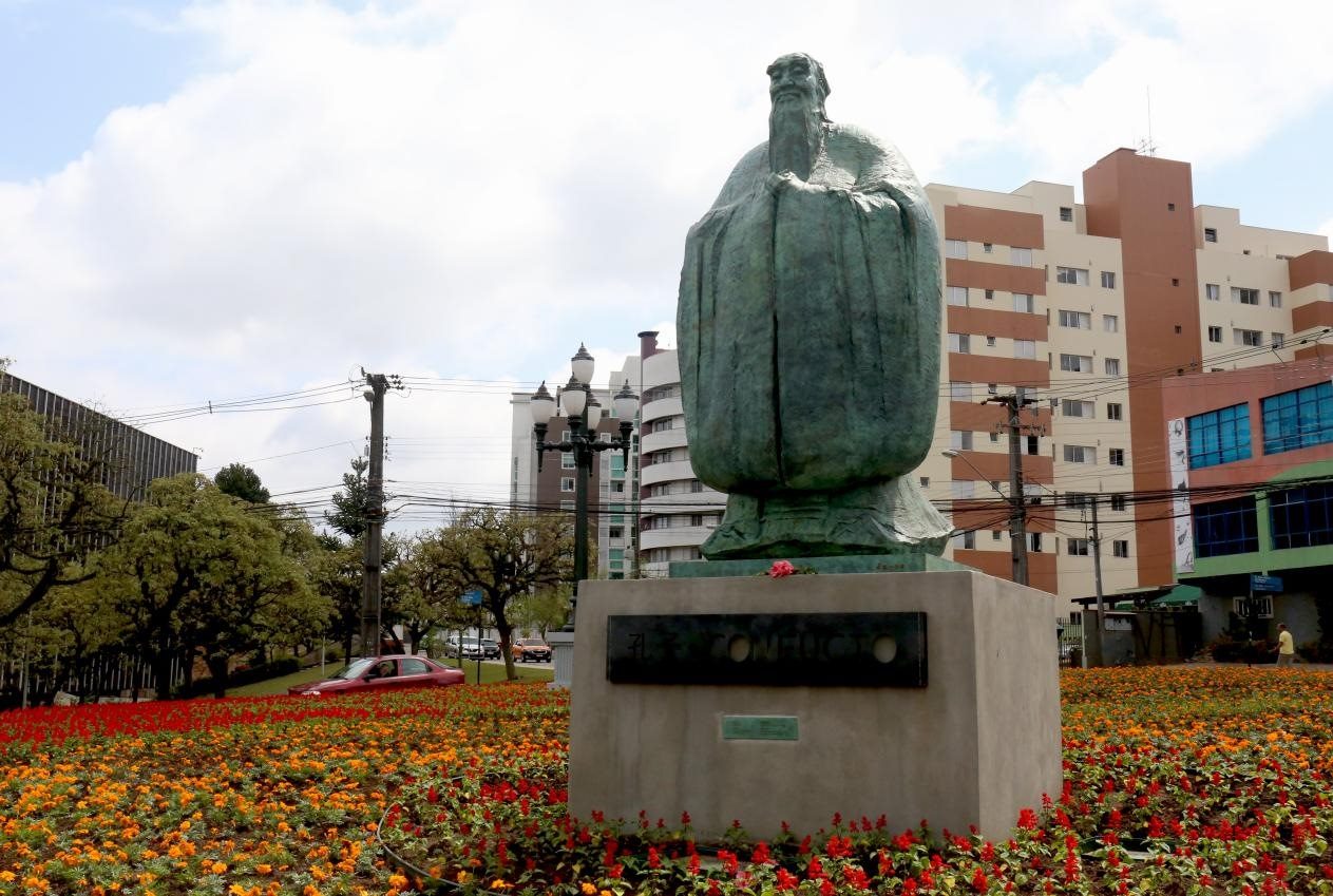 2017年，吳為山雕塑《孔子》立于巴西庫(kù)里蒂巴市，該廣場(chǎng)被永久命名為“中國(guó)廣場(chǎng)”。中國(guó)美術(shù)館供圖