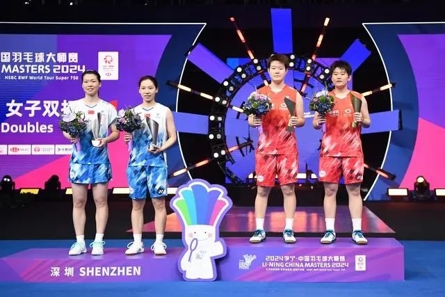 11月24日，劉圣書（右二）/譚寧（右一）與李怡婧/羅徐敏（左一）在頒獎臺上合影。新華社記者 梁旭攝