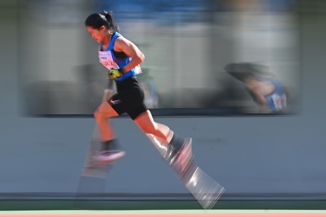 11月28日，海南隊選手吳明芬在高腳競速比賽中。新華社記者 杜子璇攝