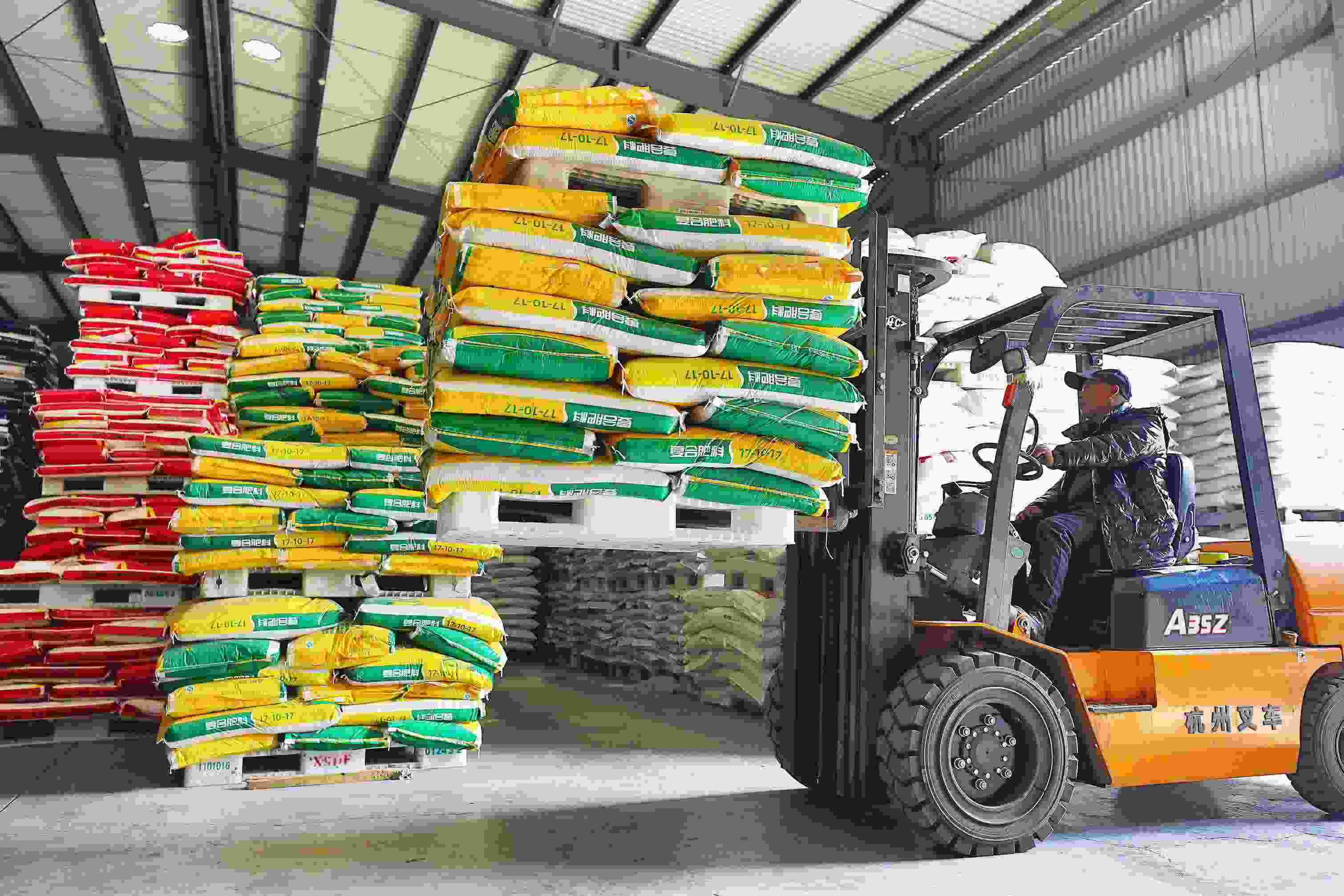2023年2月15日，在浙江義烏供銷聯(lián)社的農(nóng)資貯存?zhèn)}庫，工作人員正在調(diào)運復合肥料等農(nóng)資。