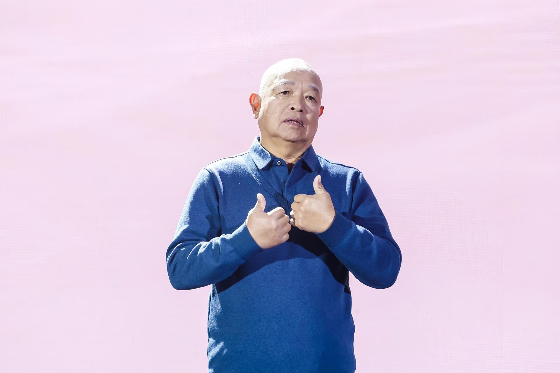 “山東好人”、煙臺(tái)市無聲洗車場經(jīng)理柳興濤。人民視頻供圖。