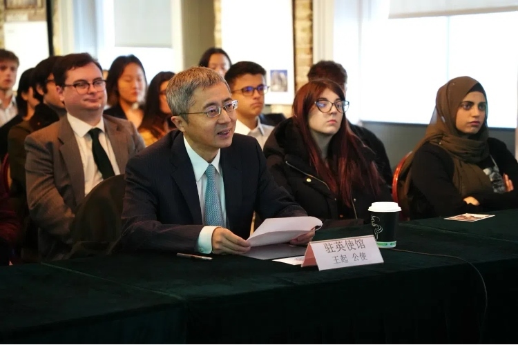 中國駐英國大使館公使王起發(fā)表講話。吳若鳴攝