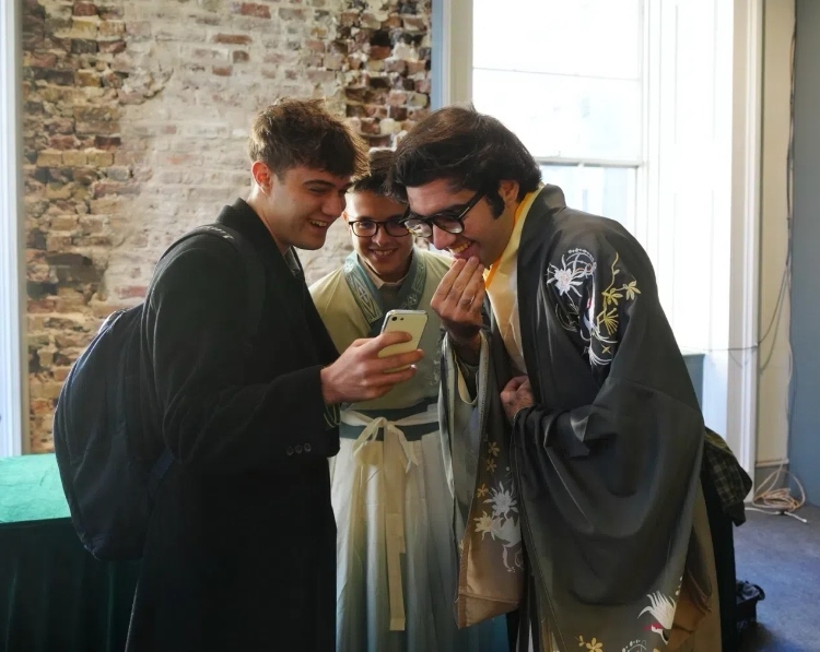 英國學(xué)生感受漢服魅力。吳若鳴攝