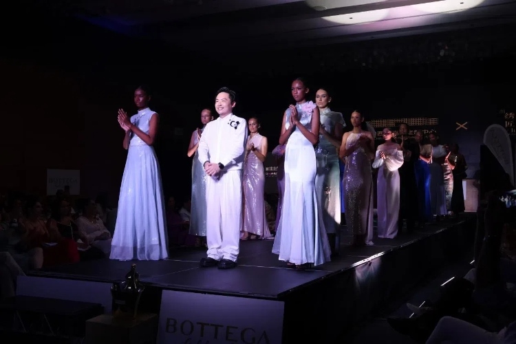 時(shí)裝周現(xiàn)場(chǎng)。顏李芳攝