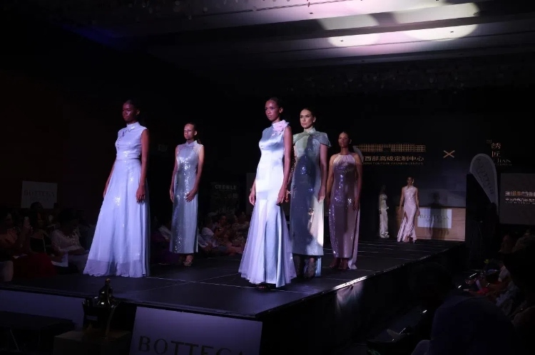 模特展示新中式禮服。顏李芳攝