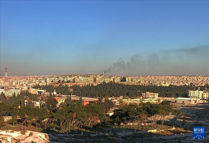 12月1日，敘利亞北部城市阿勒頗升起滾滾濃煙（手機(jī)照片）。新華社發(fā)