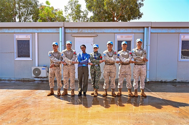 圖6-完成任務(wù)進(jìn)行交接(孫千攝)