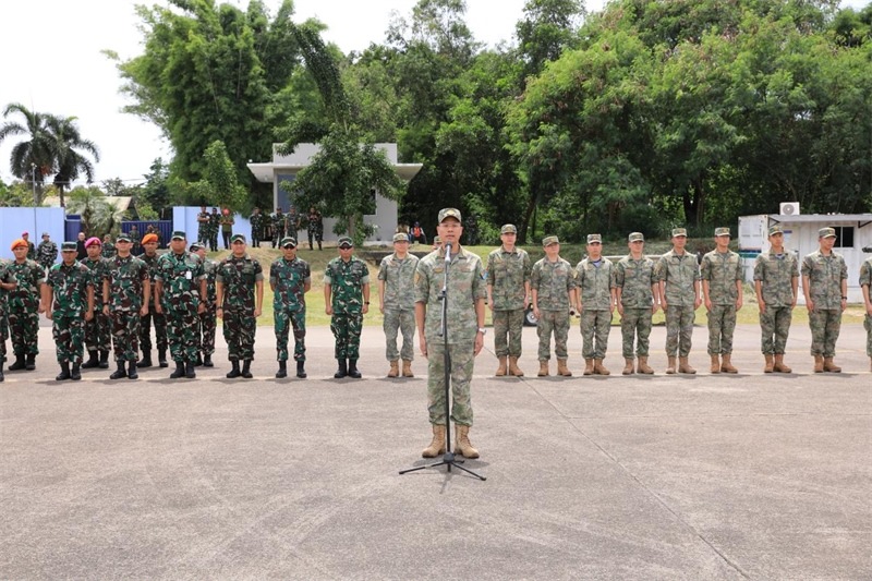 中方參演部隊指揮員在印尼方舉行的歡迎儀式上致辭。龔勝祥 攝