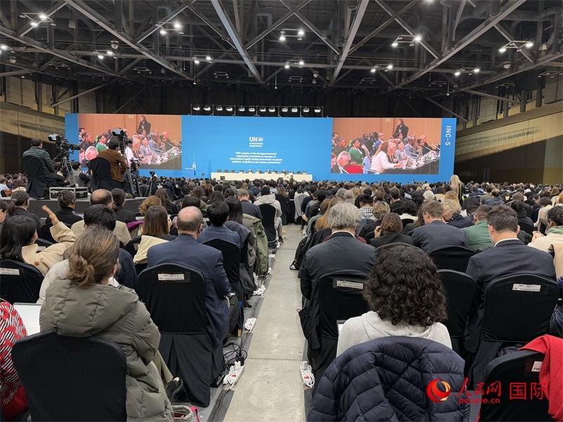 圖為塑料污染政府間談判委員會(huì)第五次會(huì)議現(xiàn)場。人民網(wǎng)記者 莽九晨攝