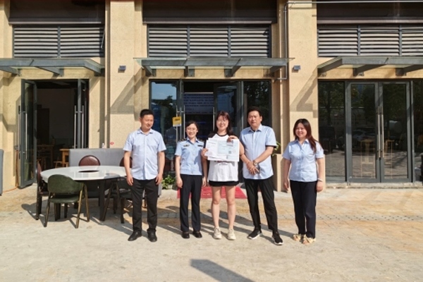 當(dāng)?shù)毓ぷ魅藛T上門(mén)為經(jīng)營(yíng)者送來(lái)了證件。蒼溪縣行政審批和數(shù)據(jù)局供圖