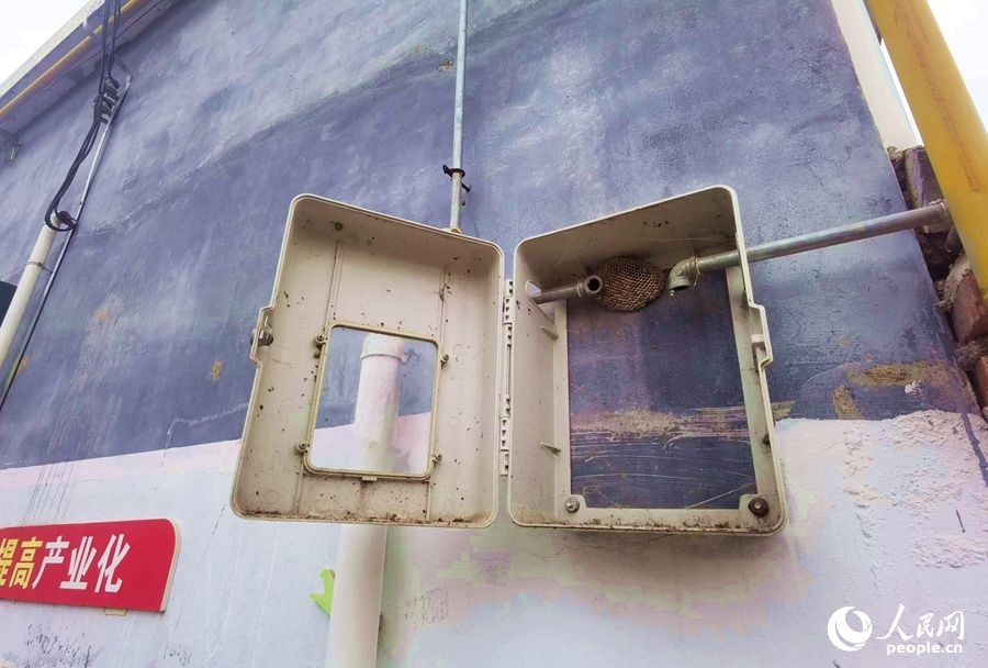 在玉山村的一處未安裝燃?xì)獗淼谋硐鋬?nèi)，掛著一個馬蜂窩。人民網(wǎng)記者 慎志遠(yuǎn)攝