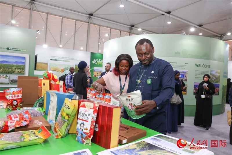 嘉賓了解中國館展示產品。人民網記者任皓宇攝