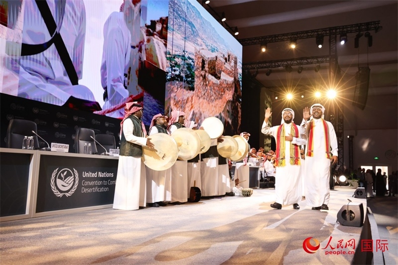 《聯合國防治荒漠化公約》第十六次締約方大會2日開幕。圖為開幕式表演。人民網記者任皓宇攝