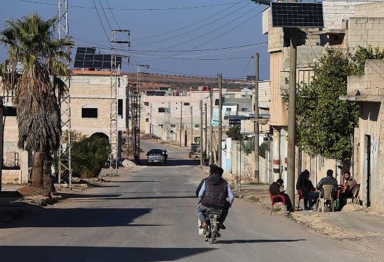 這是12月1日拍攝的敘利亞哈馬省北部一處城鎮(zhèn)街道。新華社發(fā)