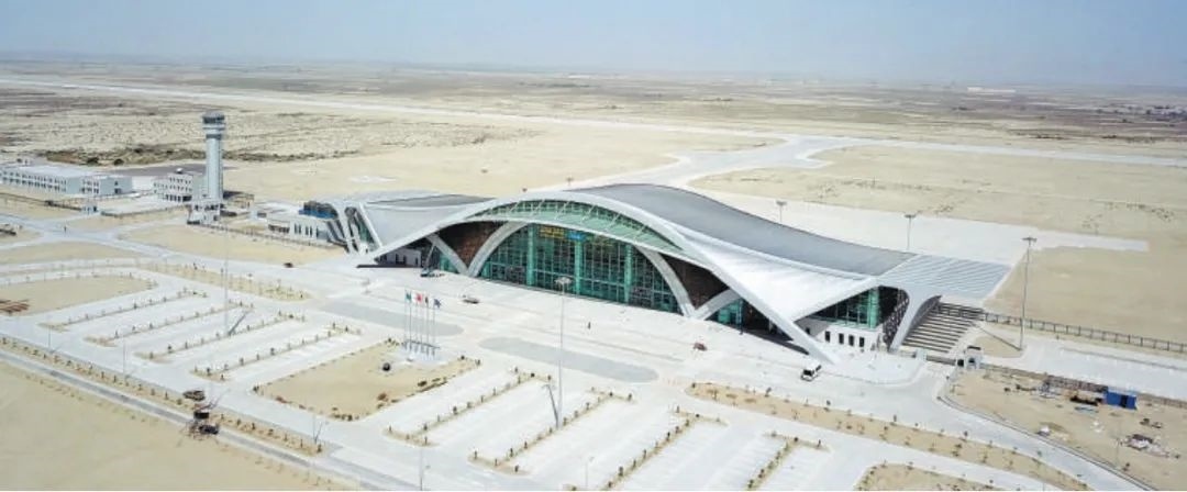 今年10月正式竣工的巴基斯坦瓜達(dá)爾新國(guó)際機(jī)場(chǎng)是中巴經(jīng)濟(jì)走廊建設(shè)進(jìn)一步走向深入的重要標(biāo)志，有力推動(dòng)中巴經(jīng)濟(jì)走廊建設(shè)成為高質(zhì)量共建“一帶一路”的示范性項(xiàng)目。圖為瓜達(dá)爾新國(guó)際機(jī)場(chǎng)。艾哈邁德·卡邁勒 攝（新華社發(fā)）
