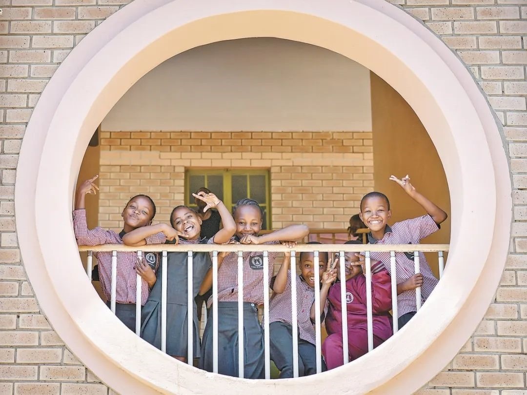 位于博茨瓦納南部的莫帕尼小學(xué)是中國(guó)援建的現(xiàn)代化學(xué)校，當(dāng)?shù)貎和慕逃龡l件因此得到改善。圖為莫帕尼小學(xué)課間休息的學(xué)生們。新華社記者 韓旭 攝