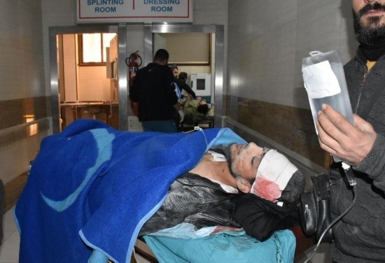 11月29日，在敘利亞阿勒頗，傷者被送往醫(yī)院接受治療。新華社發(fā)
