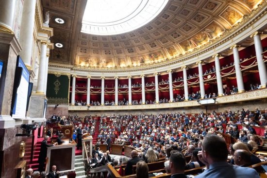 10月1日，法國總理巴尼耶在位于巴黎的法國國民議會發(fā)表演講。新華社發(fā)（杰克·陳攝）