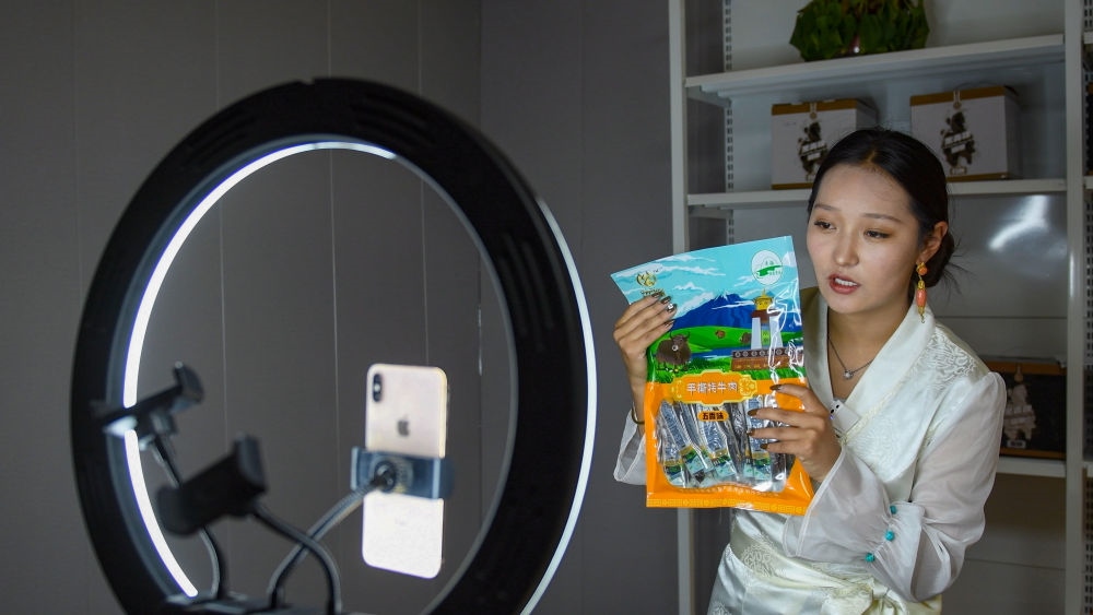 9月24日，果洛藏貢麻村村民多杰吉在進(jìn)行網(wǎng)絡(luò)帶貨直播。（潘彬彬 攝）