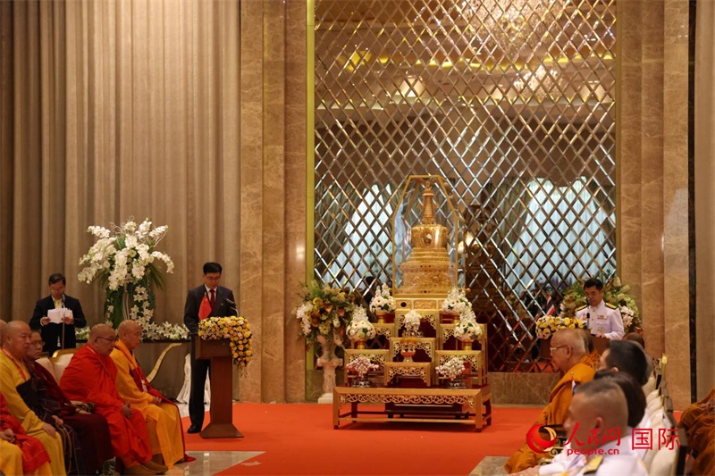 中泰兩國代表在曼谷廊曼軍用機場舉辦的迎請儀式上致辭。人民網(wǎng)記者楊一攝