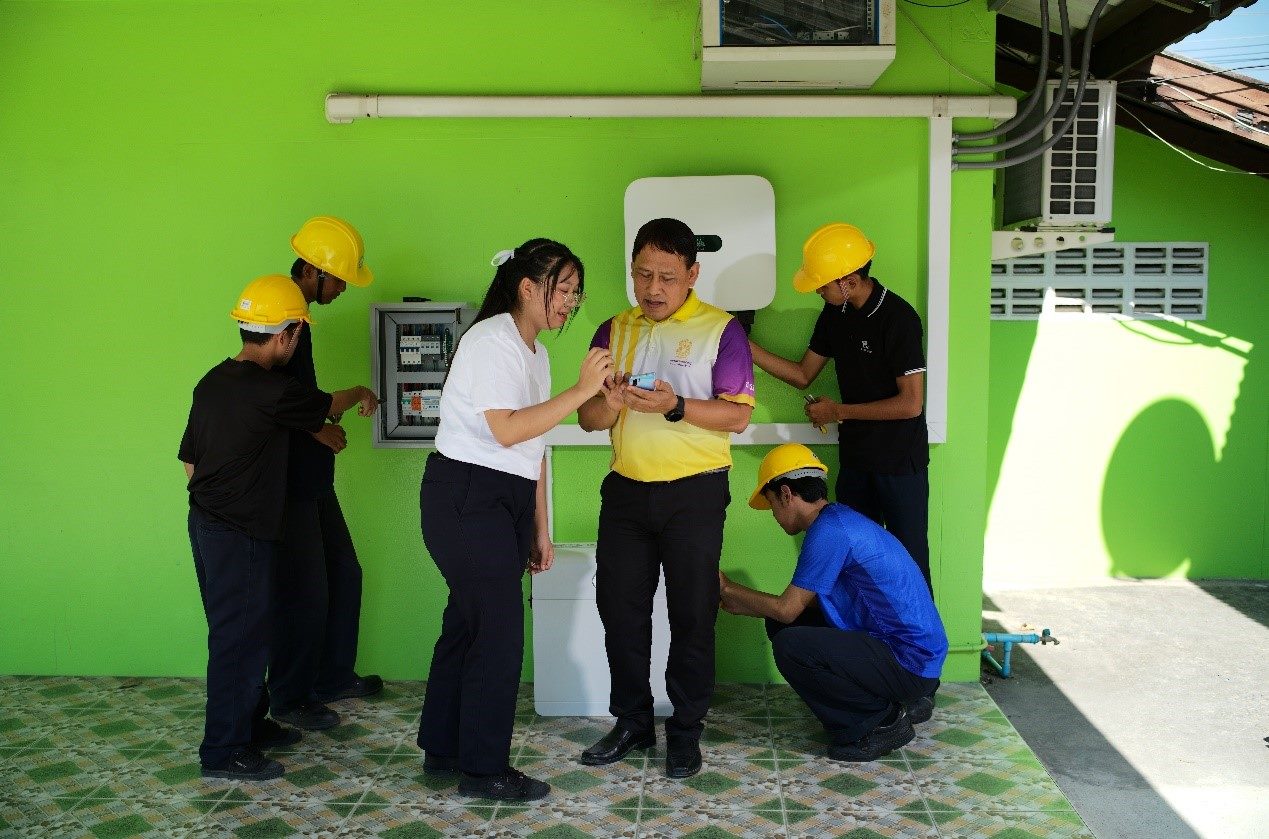 工作人員為當?shù)靥﹪蠋熤v解說明。主辦方供圖