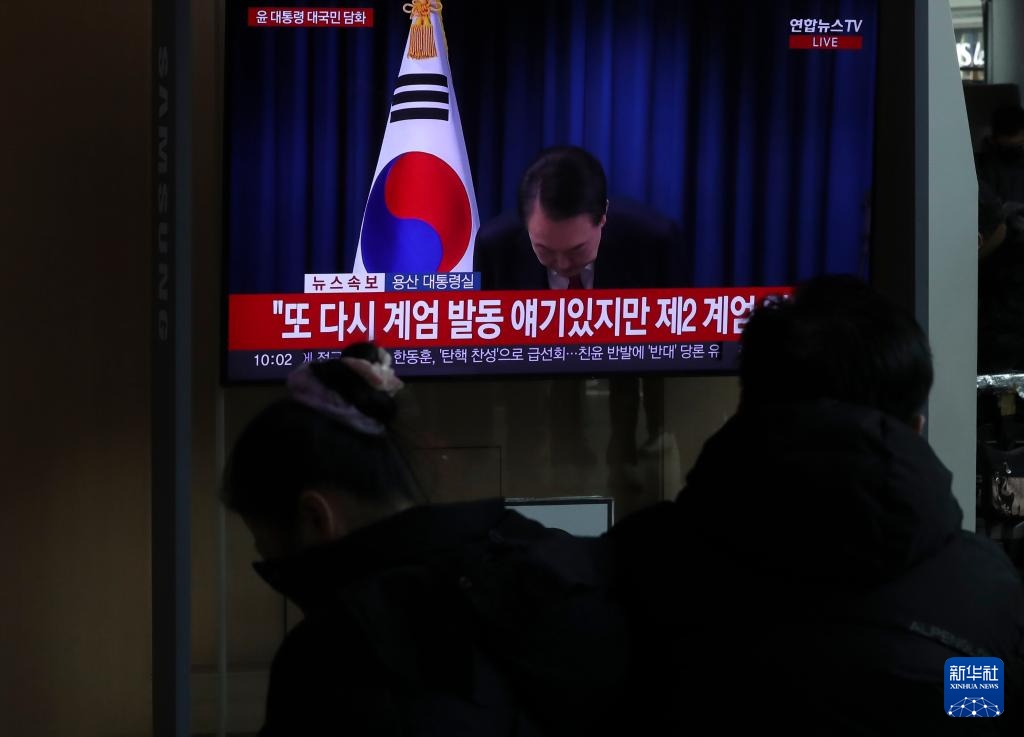 12月7日，在韓國首爾火車站，民眾觀看總統(tǒng)尹錫悅發(fā)表講話的電視畫面。新華社記者 姚琪琳 攝