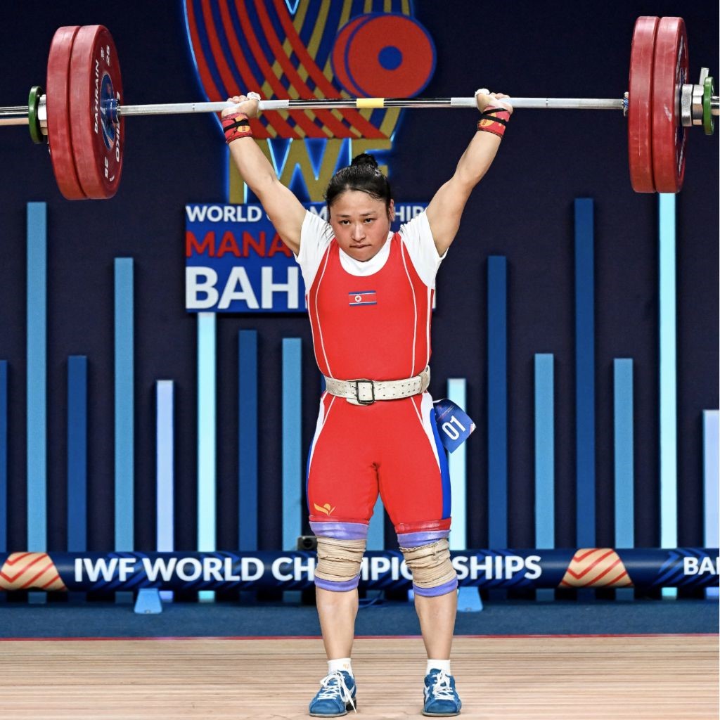 圖為李盛金在比賽中。圖片來源于國際舉重聯(lián)合會官網(wǎng)