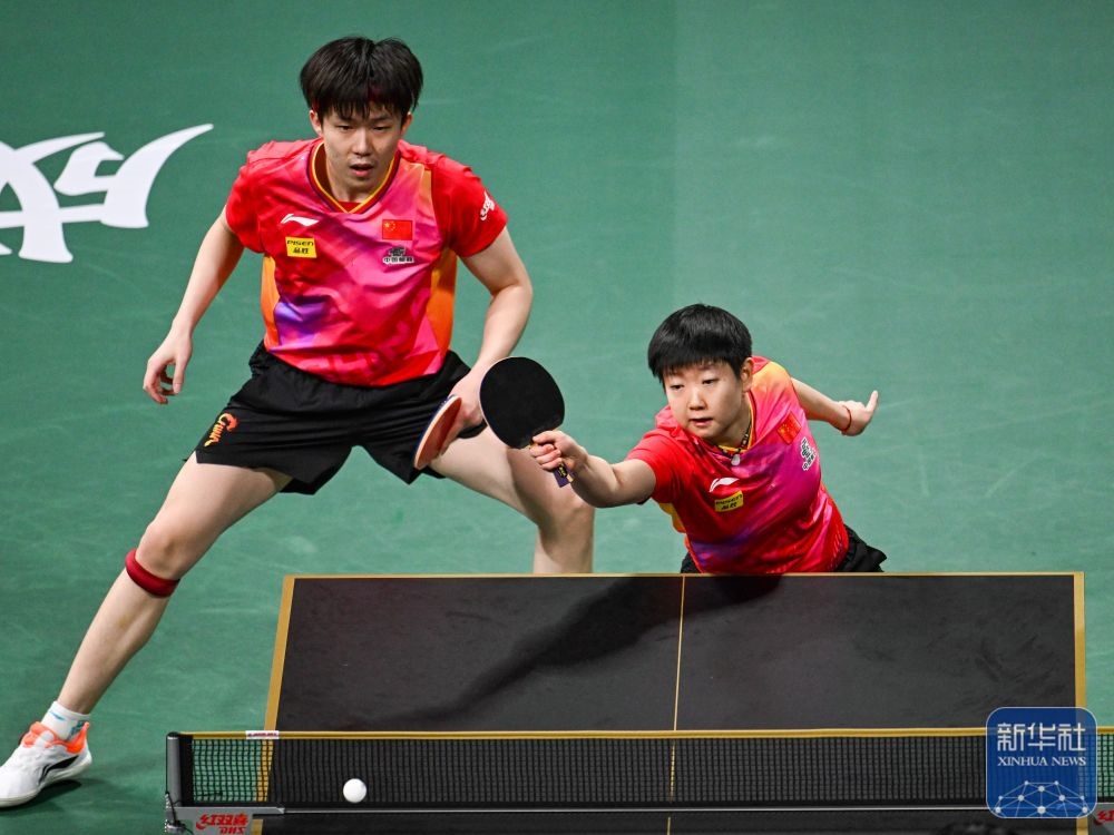 ↑中國隊組合王楚欽/孫穎莎（右）在混雙比賽中。新華社記者 王曦 攝