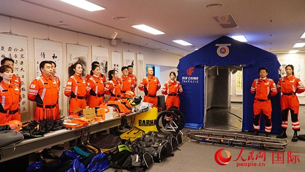 國(guó)航日韓支社捐贈(zèng)的專業(yè)救援裝備。人民網(wǎng) 蔣曉辰攝
