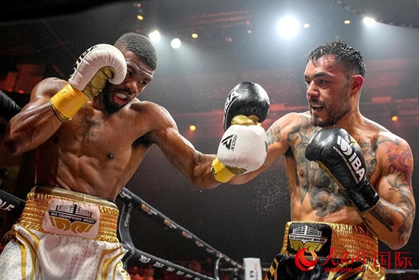 來自剛果民主共和國(guó)的帕特里克·穆卡拉（右）獲得了非洲80公斤級(jí)冠軍。人民網(wǎng) 塔里克·易卜拉欣攝