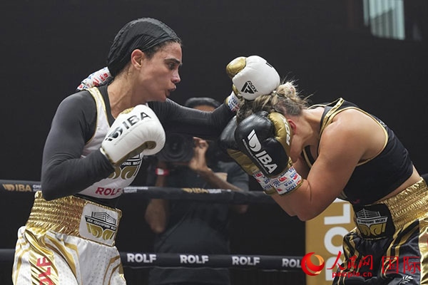 來自伊朗和羅馬尼亞的女選手進(jìn)行了墊場(chǎng)賽。人民網(wǎng) 塔里克·易卜拉欣攝