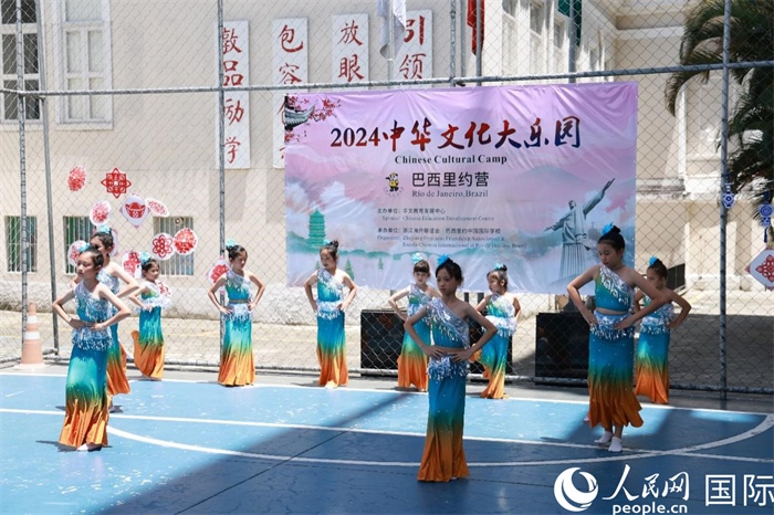 傣族舞蹈《金色的孔雀》以優(yōu)美的動作贏得觀眾喝彩。人民網(wǎng)記者 陳海琪攝