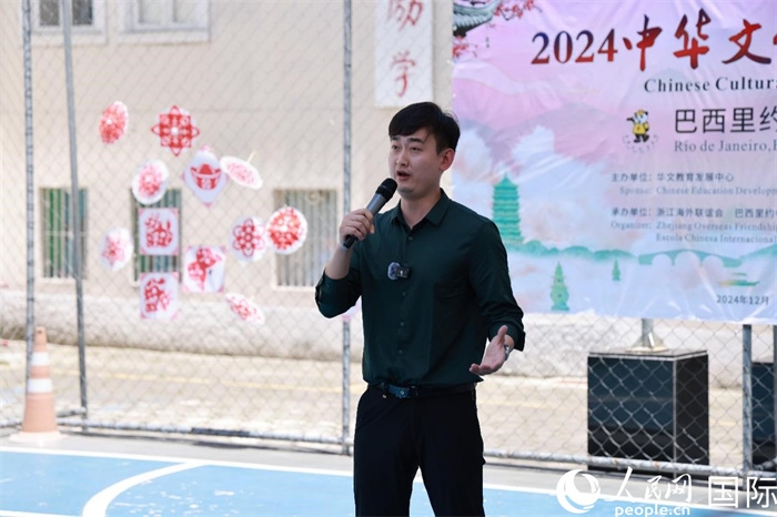 歌曲《故鄉(xiāng)的云》喚起了在外游子對故鄉(xiāng)的懷念。人民網(wǎng)記者 陳海琪攝