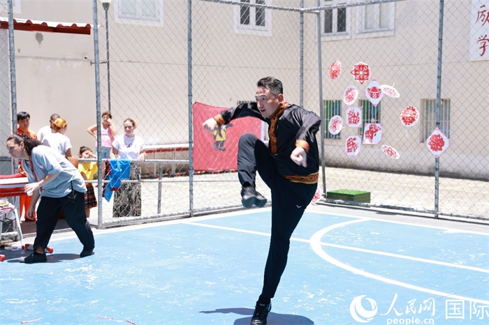 塔吉克舞蹈《夢想》通過靈動的舞姿展現(xiàn)了塔吉克族對美好生活的向往，仿佛帶領(lǐng)觀眾走進(jìn)了帕米爾高原。人民網(wǎng)記者 陳海琪攝