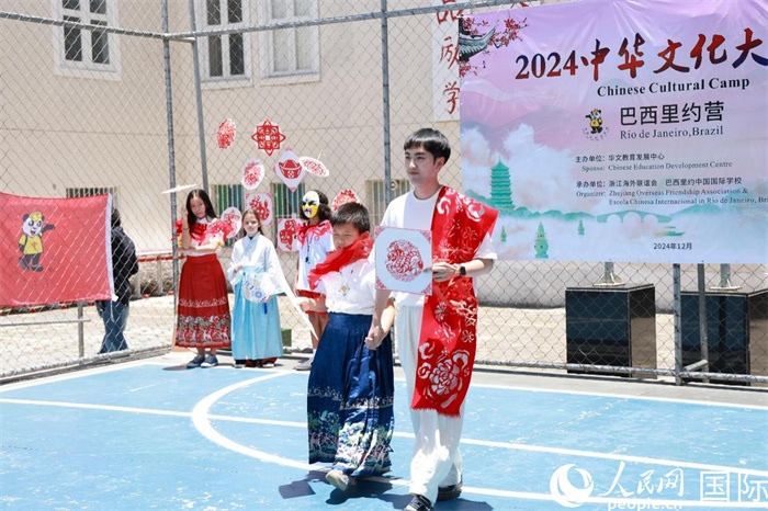 《SHOW美中華》通過國風(fēng)服飾走秀，將傳統(tǒng)文化與現(xiàn)代創(chuàng)意完美結(jié)合。人民網(wǎng)記者 陳海琪攝