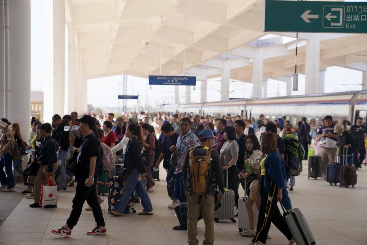 在中老鐵路萬象站，客運(yùn)列車抵達(dá)后旅客出站。老中鐵路有限公司供圖
