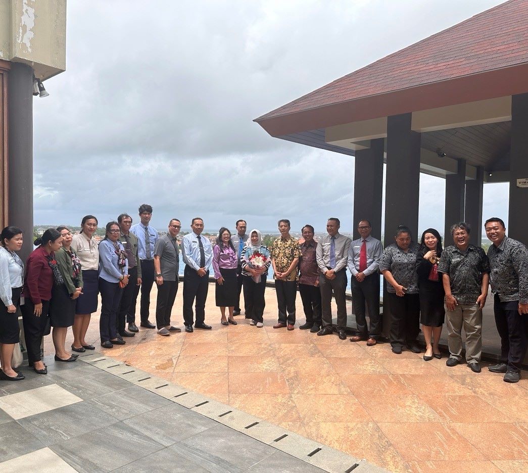 座談會全體人員合影。烏達(dá)雅納大學(xué)旅游孔子學(xué)院供圖