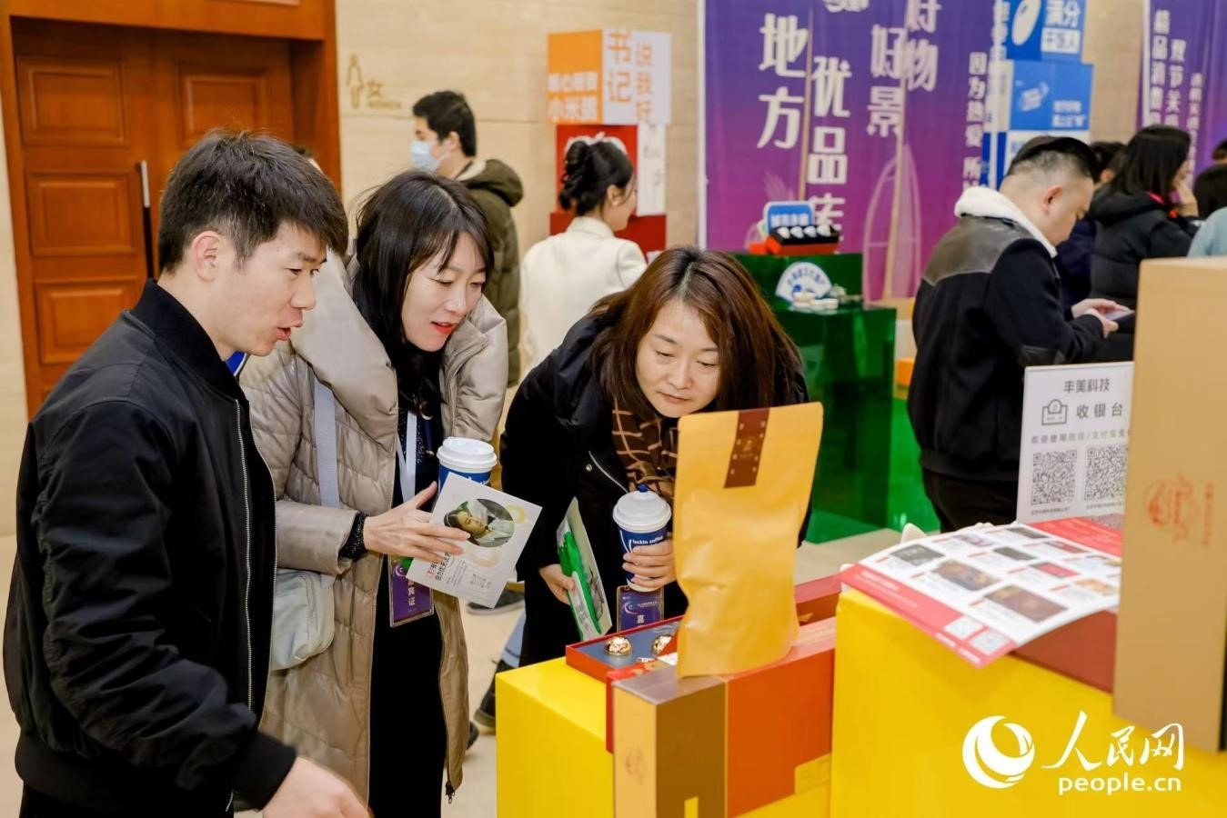 “精品消費(fèi)月·雙節(jié)關(guān)愛季”專項(xiàng)工作首站活動(dòng)現(xiàn)場(chǎng)。