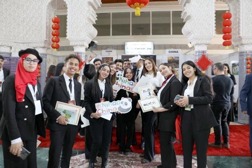 當(dāng)?shù)孛癖娛殖帧澳愫?！中國”手牌合影。拉巴特中國文化中心供圖