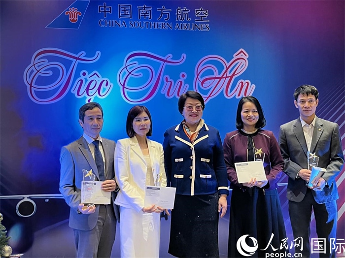 中越航司界代表在交流會(huì)上合影。人民網(wǎng)記者 楊曄攝