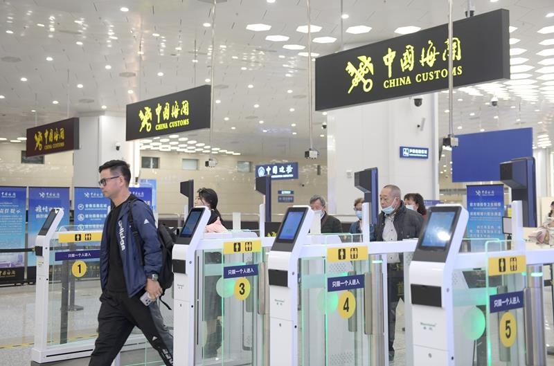 △2024年2月29日，旅客從橫琴口岸過關(guān)。