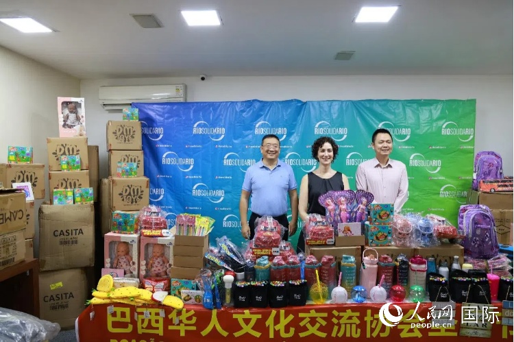 中國駐里約熱內(nèi)盧總領(lǐng)館副總領(lǐng)事王尉育（右）、里約慈善協(xié)會(huì)主席保拉·菲格雷多（中）、巴西華人文化交流協(xié)會(huì)主席上官建峰（左）出席捐贈(zèng)活動(dòng)并致辭。人民網(wǎng)記者 陳海琪攝